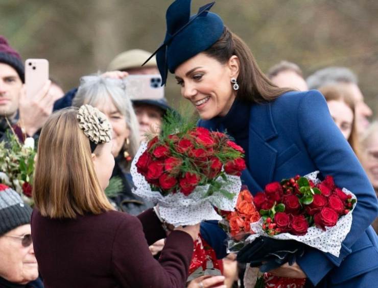 Kate Middleton in royal blue conquista tutti
